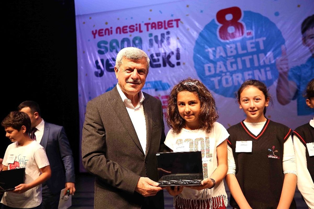 Gebze\'deki Öğrenciler Yeni Nesil Tabletlerine Kavuştu