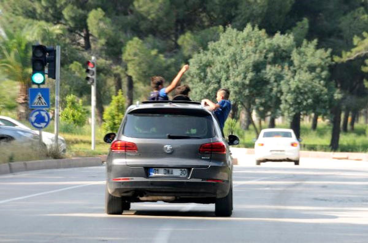 Gençlerin Otomobilde Tehlikeli Dansı