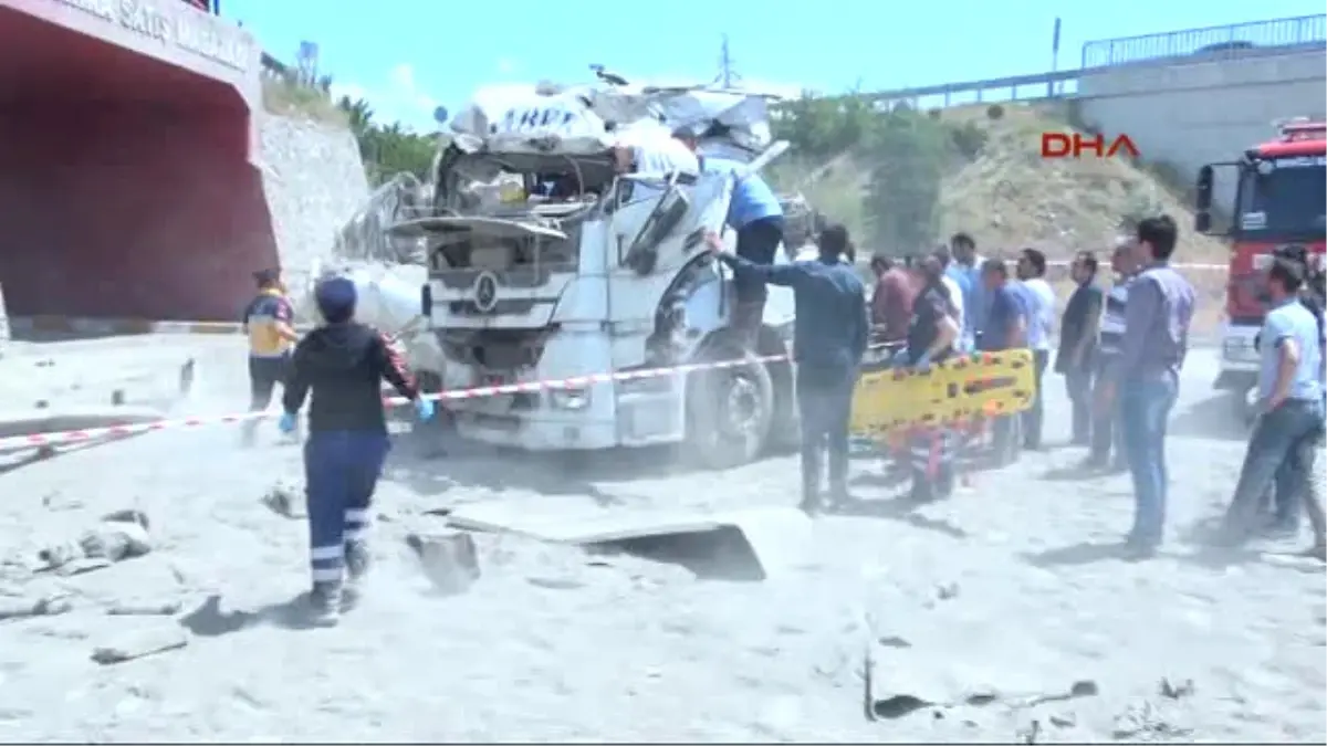 Hakkari Beton Mikseriyle Köprüden Uçtu