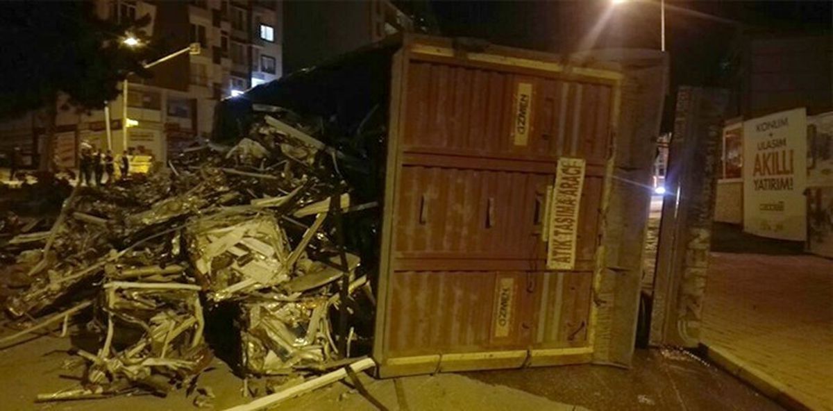 Hurda Alüminyum Yüklü Tır Devrildi; 1 Yaralı