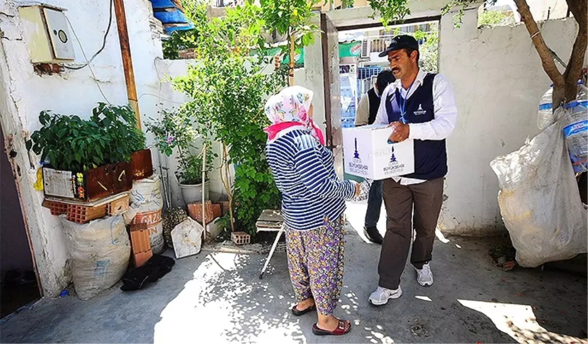 İzmir Büyükşehir\'den 85 Bin Aileye Ramazan Desteği