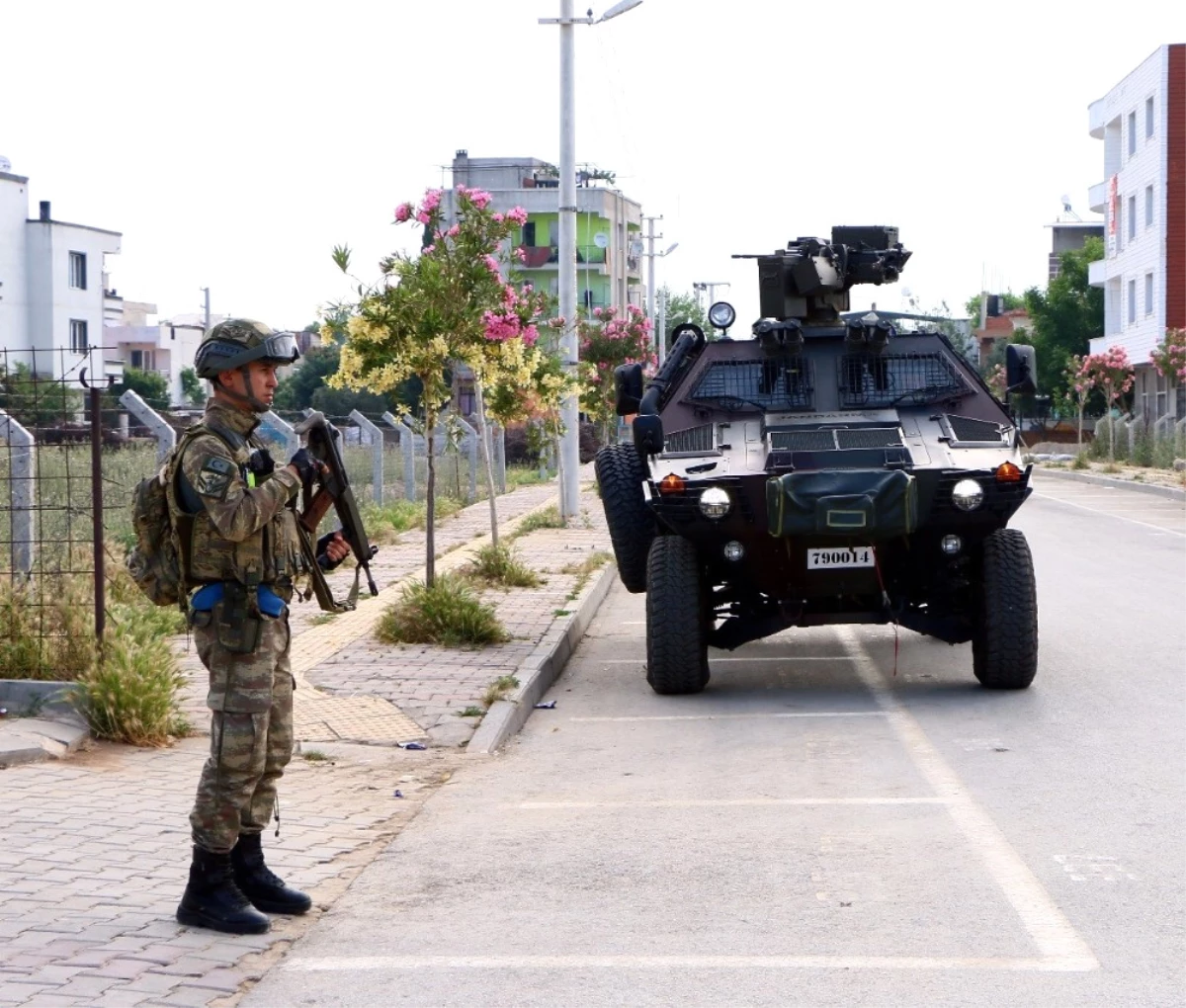 İzmir\'de Pkk/kck Operasyonu: 1 Gözaltı