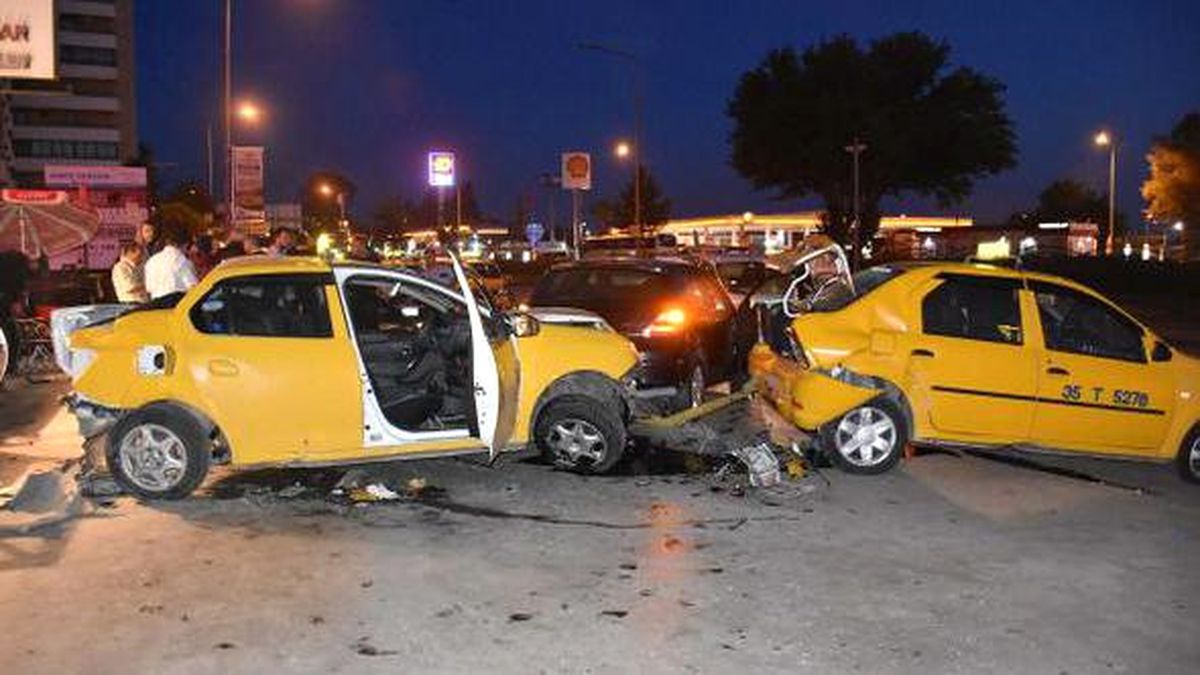 İzmir\'de Trafik Kazası: 2 Yaralı