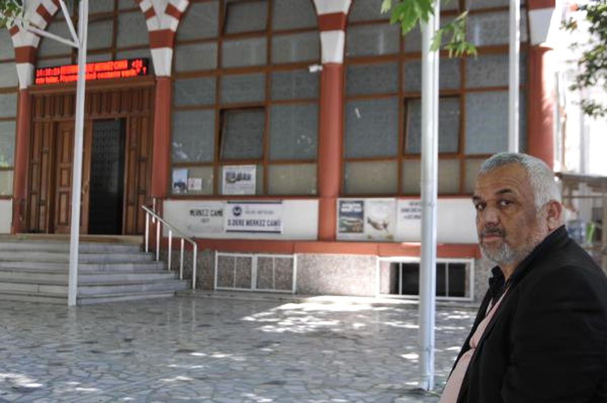 Kaçak Sigara Cezasını Camide Bekleyerek Geçiriyor