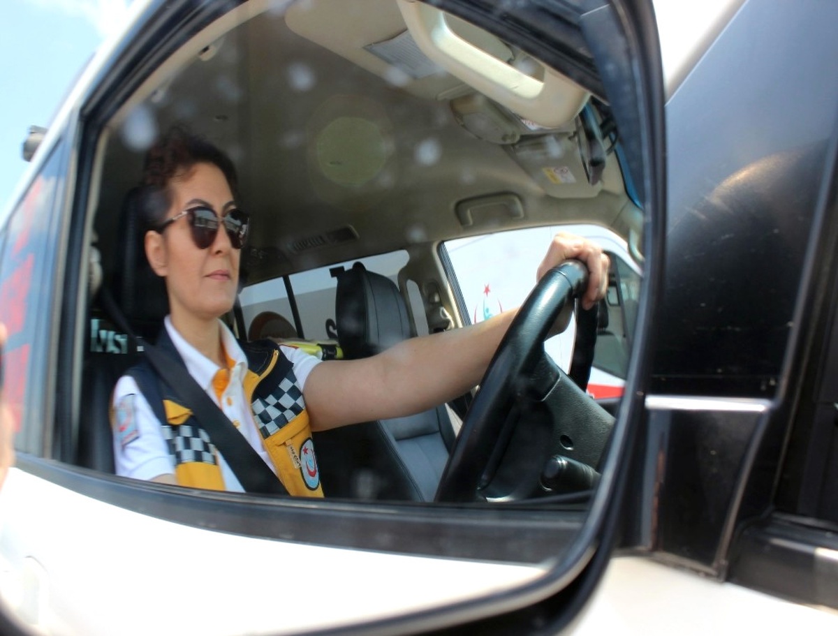 Kadın Ambulans Şoförleri Erkeklere Taş Çıkartıyor