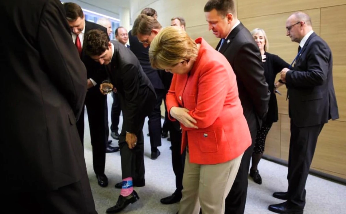 Kanada Başbakanı Pembe Çoraplarını, Almanya Başbakanı Merkel\'e Gösterdi