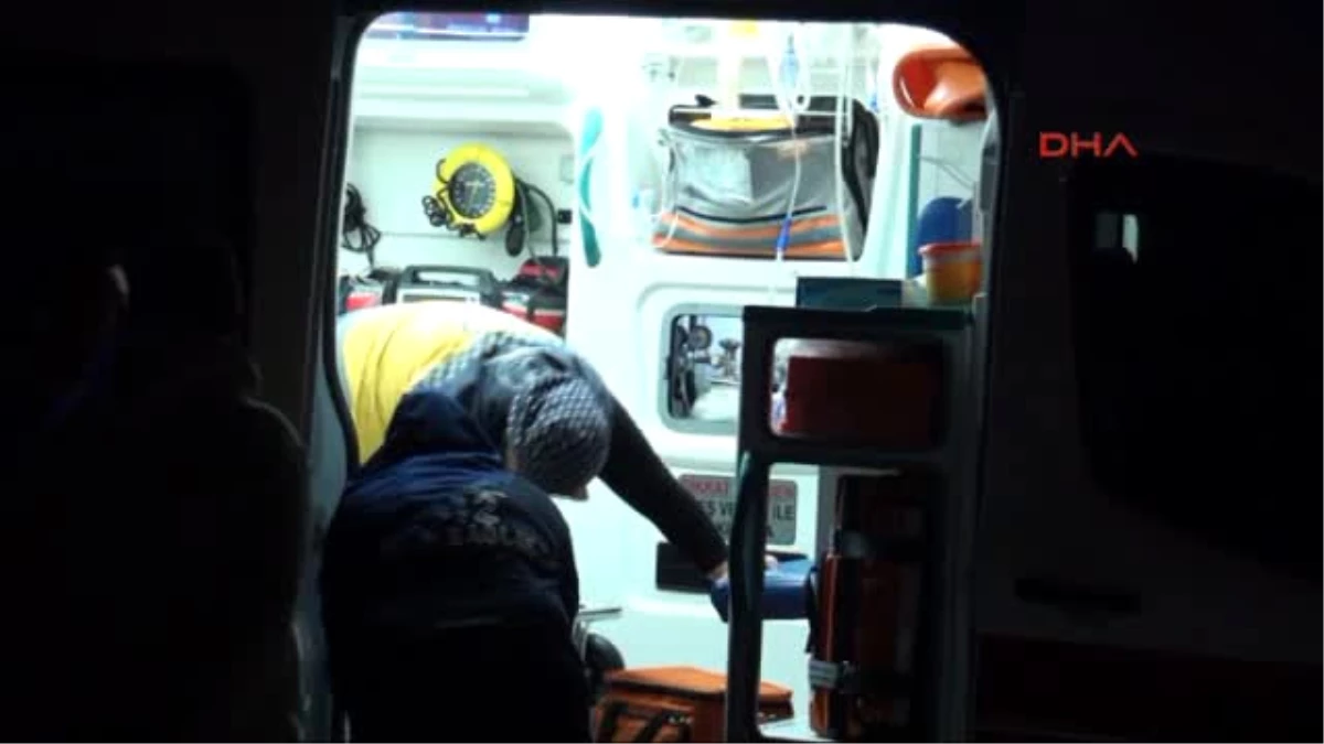Karabük-Tır\'ın Dorsesinden Taşan Raylara Çarpan Otomobilde 2 Kişi Yaralandı