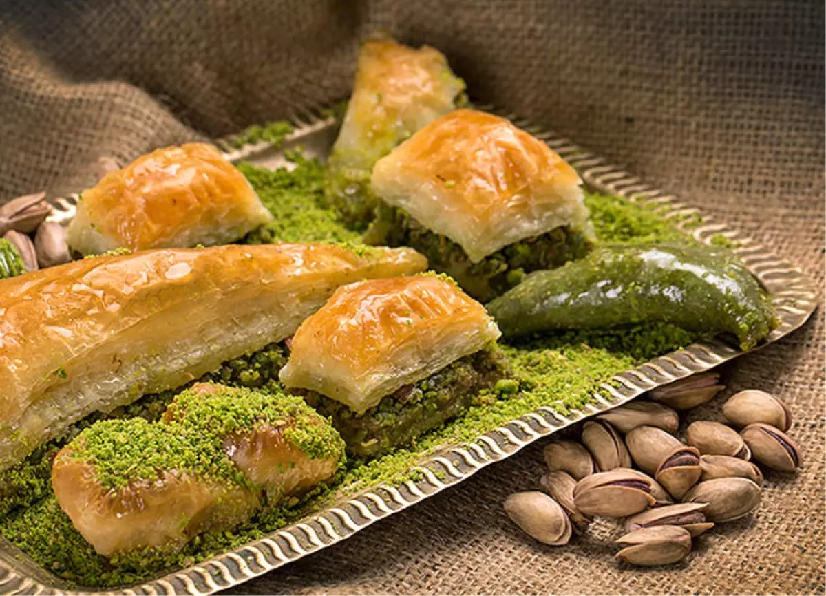 Kayyum, Baklavacı Hasan Gültekin\'in Tabelasını İndirdi