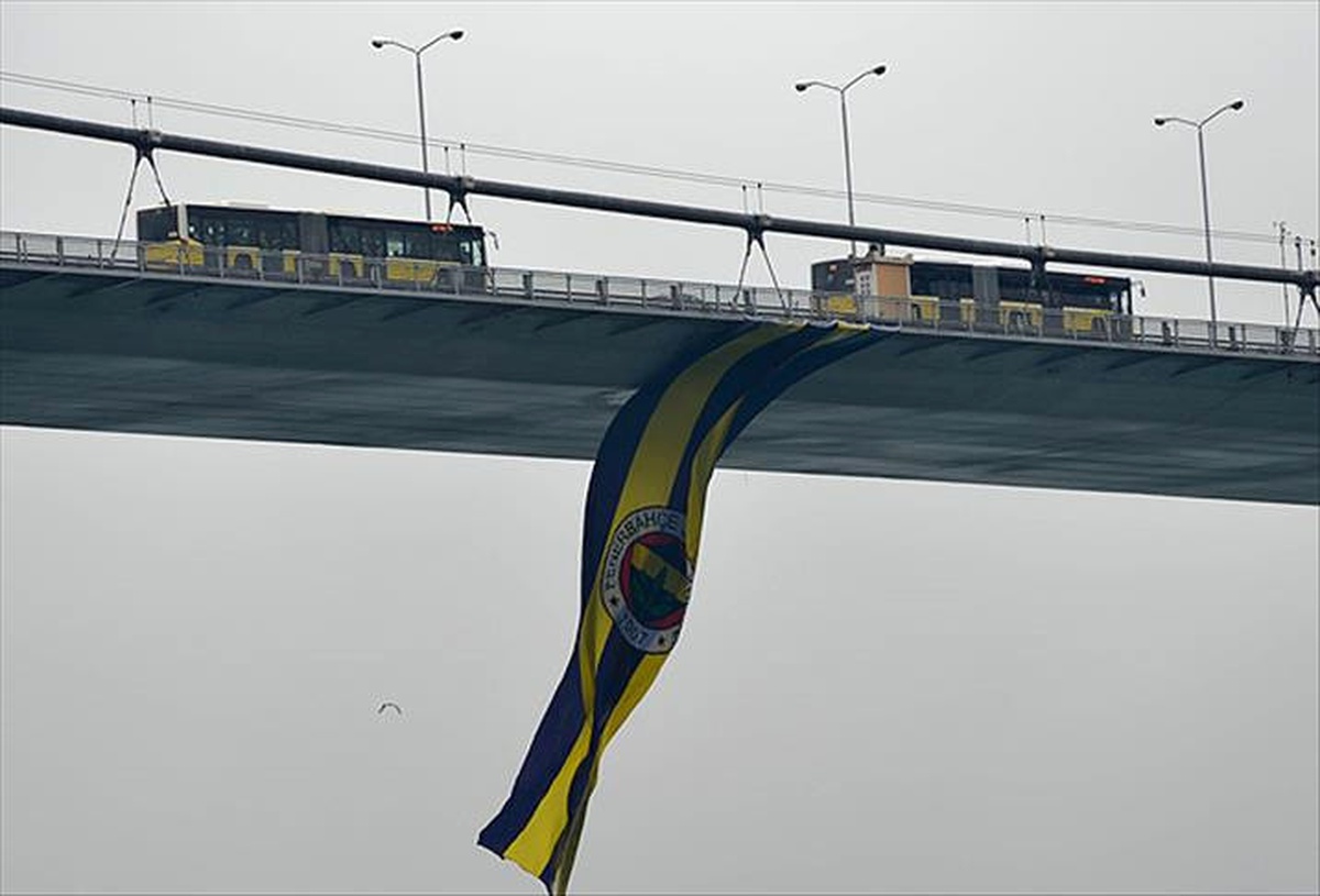 Köprülere Fenerbahçe Bayrağı Asıldı