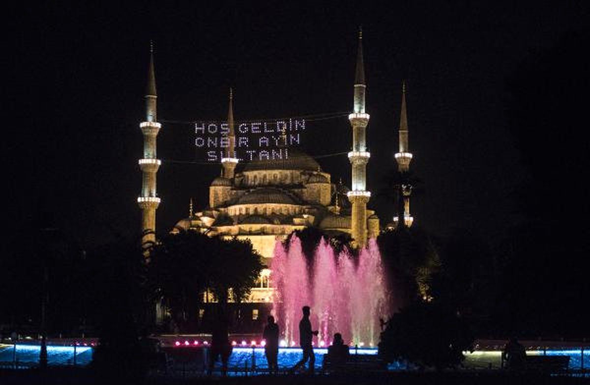 Mahyalar İstanbul\'u Aydınlattı