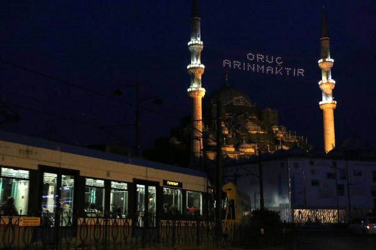 Mahyalar İstanbul\'u Aydınlattı