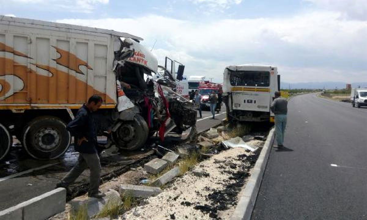 Malatya\'da Belediye Otobüsüne Kamyon Çarptı: Yaralılar Var (1)