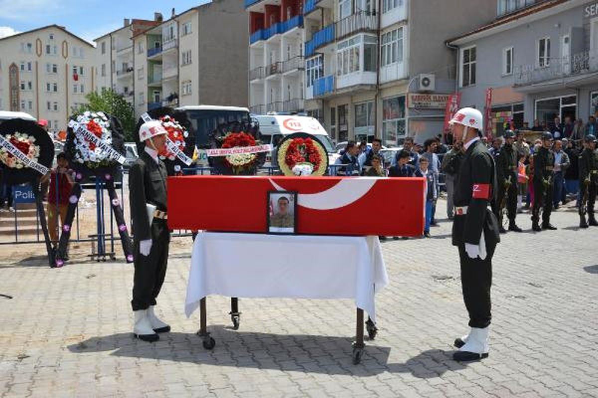 Manisa\'da Şehit Olan Er Kırşehir\'de Toprağa Verildi