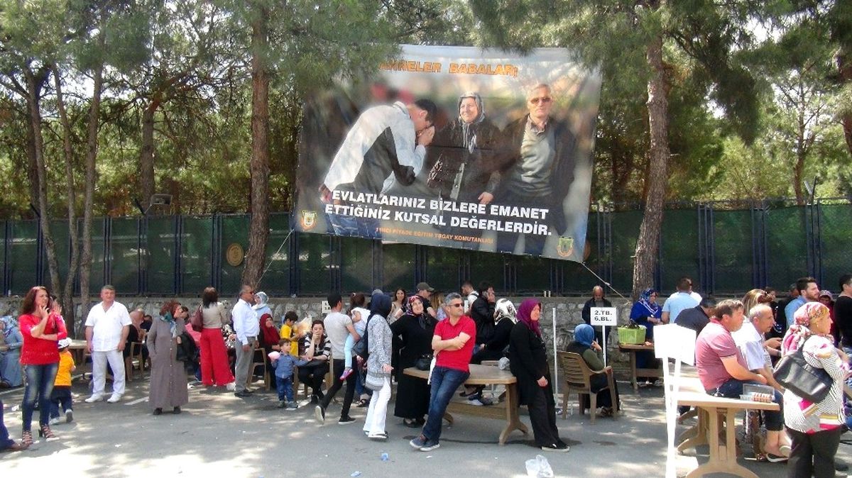 Manisa\'da Yaşanan Enfeksiyon Sonrası Asker Aileleri Çocuklarına Kavuştu