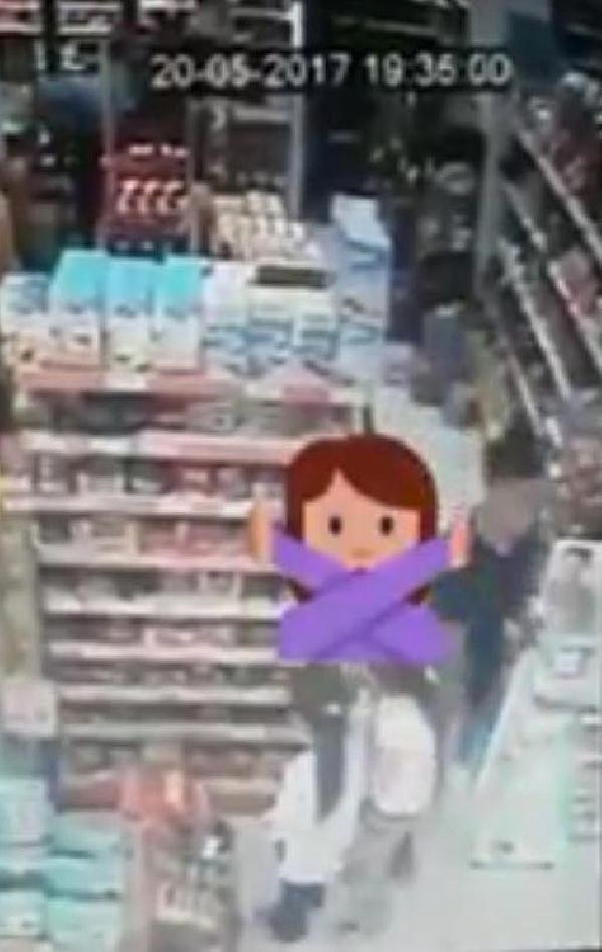 Markette Küçük Kızlara Taciz Güvenlik Kamerasında