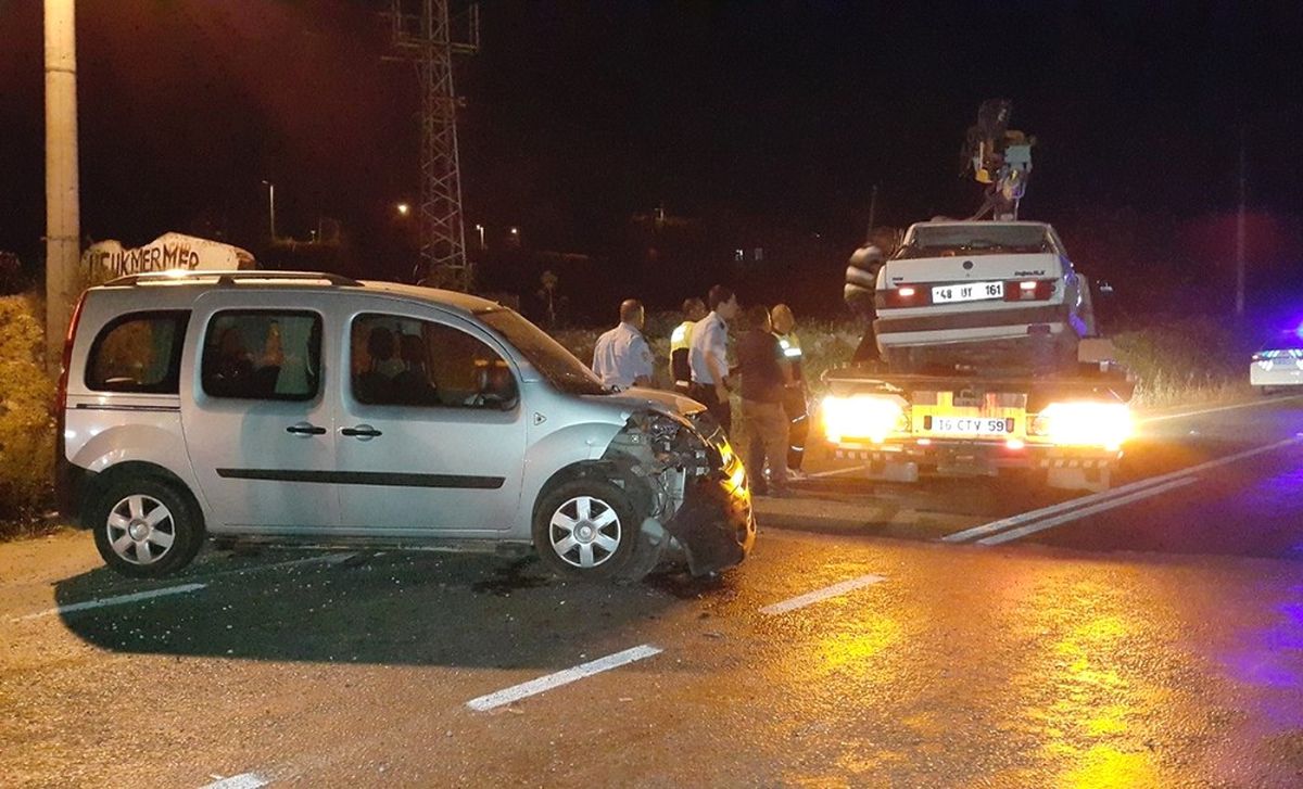 Milas\'ta Trafik Kazası: 3 Yaralı