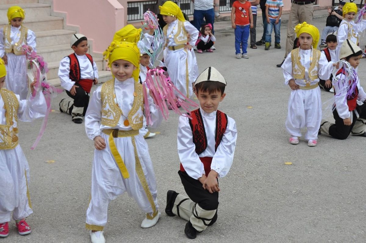 Minik Öğrencilerden Halk Oyunları Gösterisi