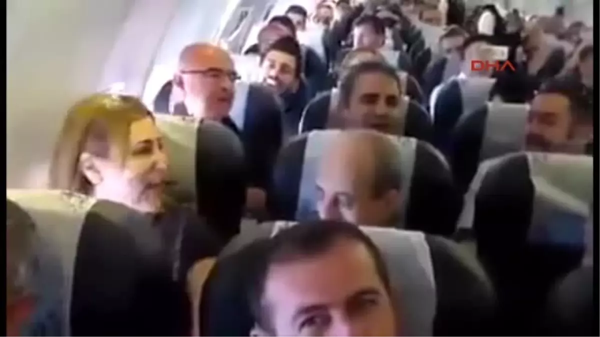 Önce 10 Bin Metre Yüksekte Uçakta Sonra Yerde Salonda Diyarbakır Türküleri Ile Coşturdular
