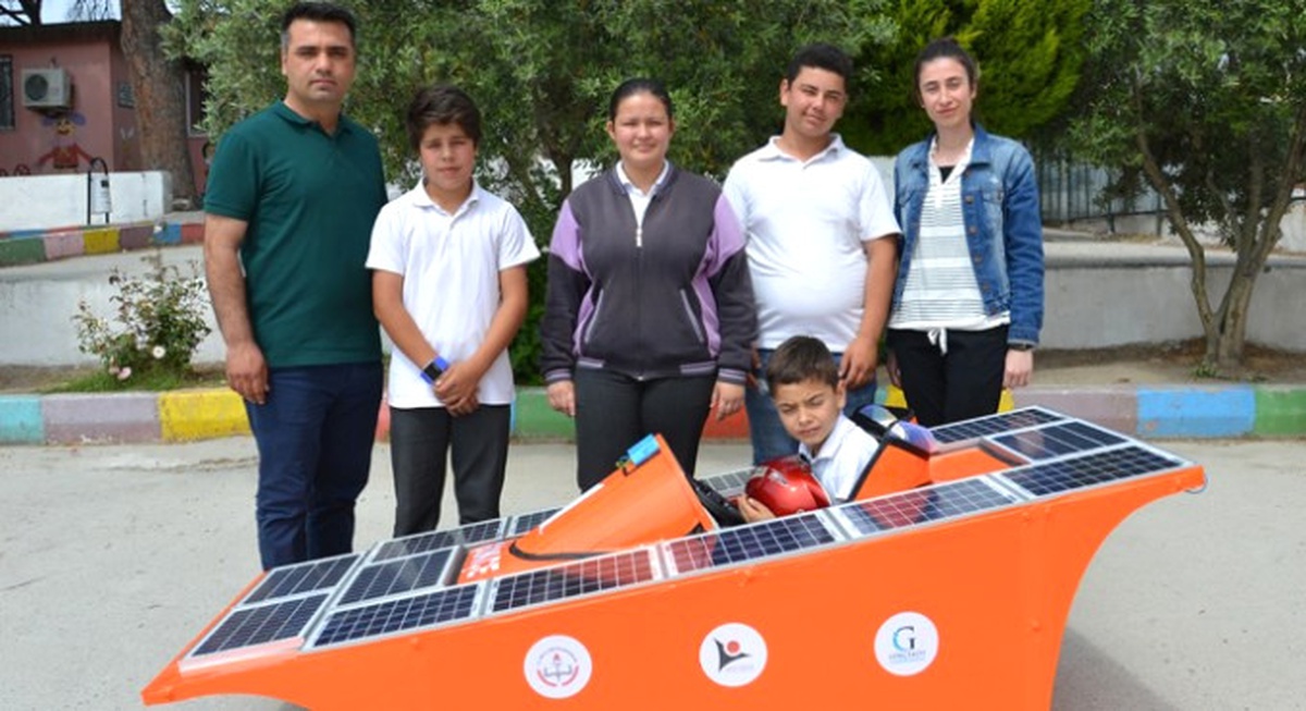 Ortaokul Öğrencileri Güneş Enerjisi ile Çalışan Araba Yaptı