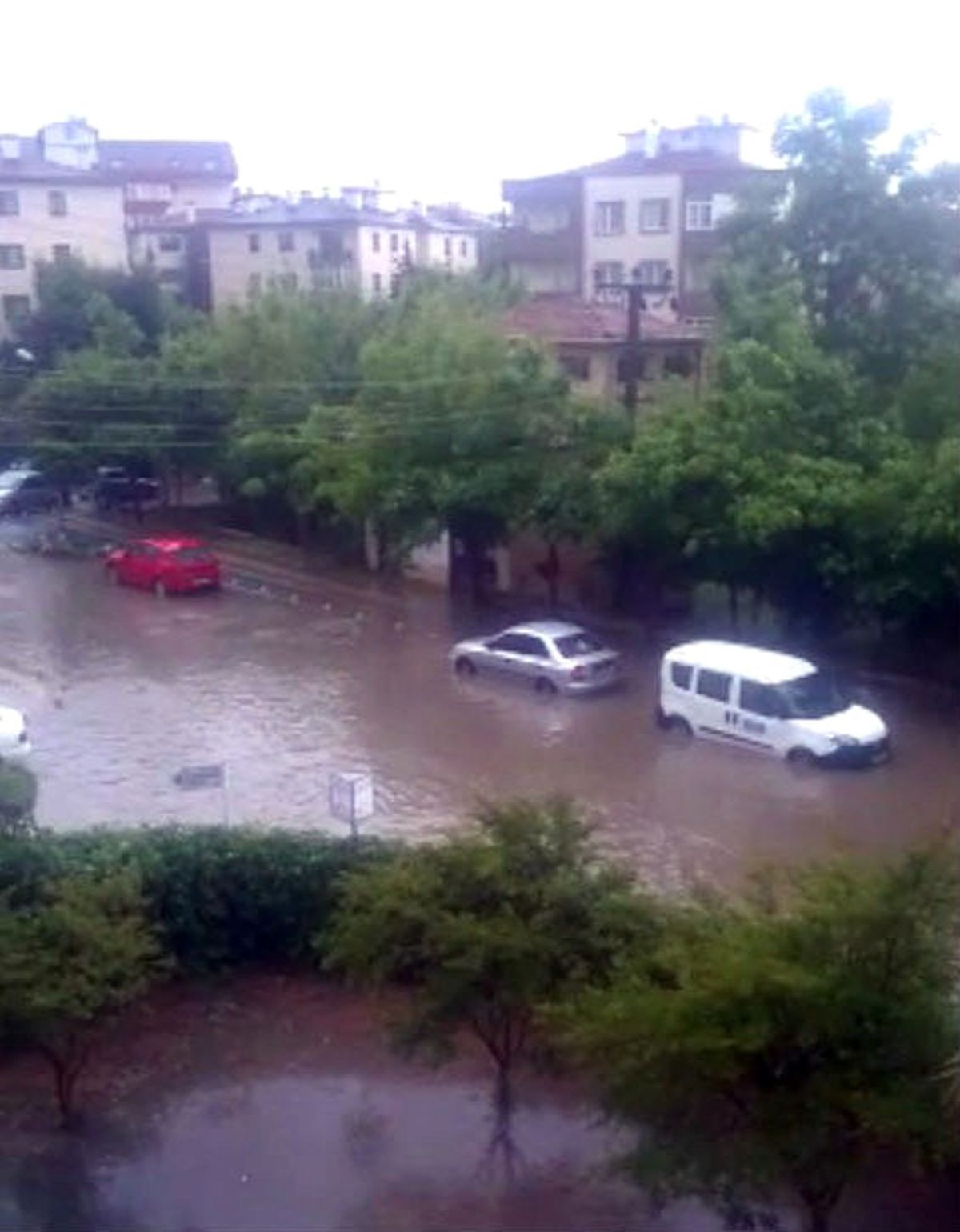 Otomobiller Sel Sularına Kapıldı