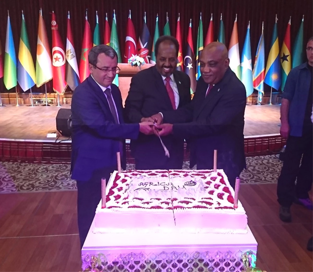 "Afrika Gecesi"Nde Büyükelçiler Ankara Oyun Havaları Eşliğinde Oynadı