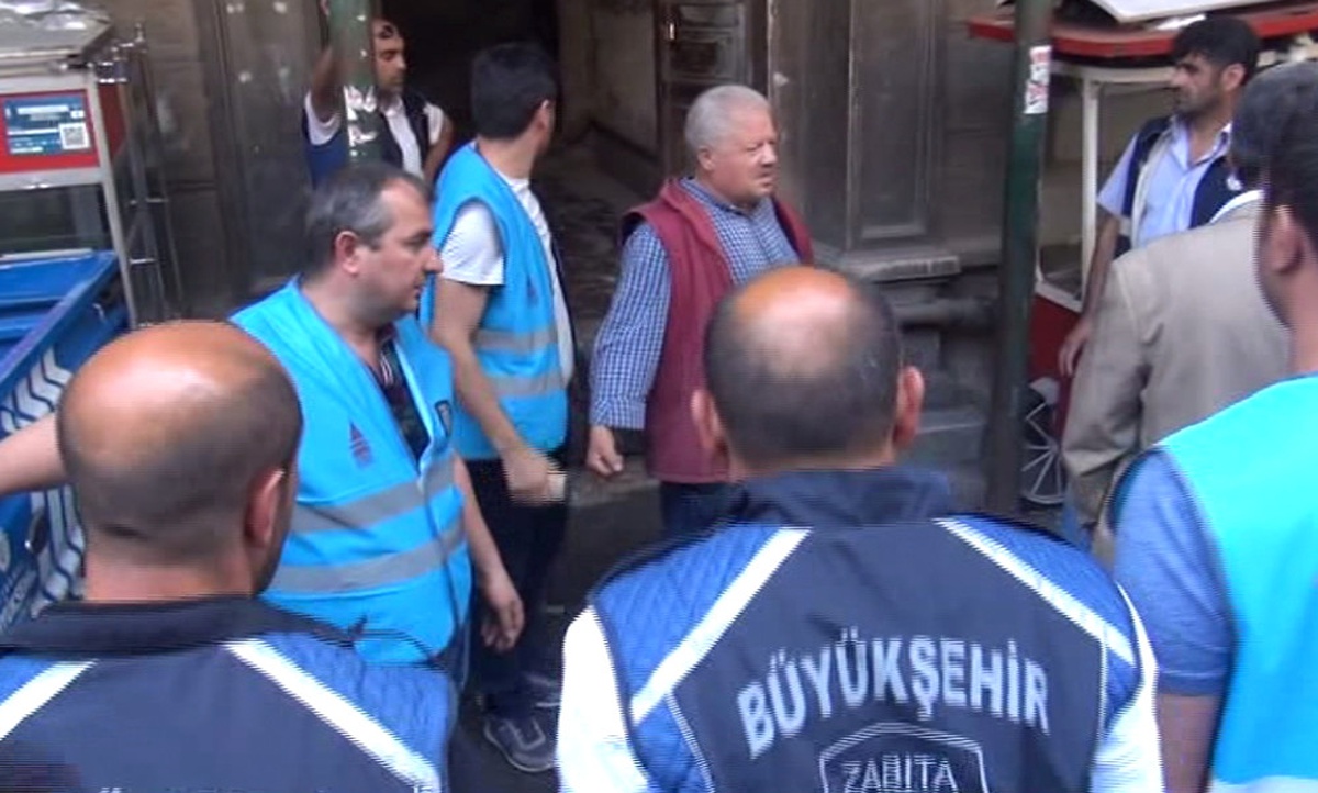 Beyoğlu\'nda Zabıtadan Kestane ve Mısırcılara Büyük Operasyon