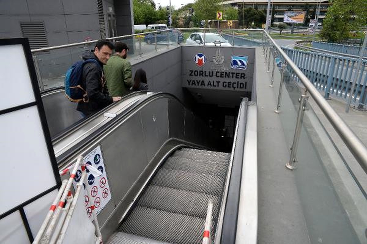 Taksim\'de Yürüyen Merdivenlerde Tehlikeli Şov