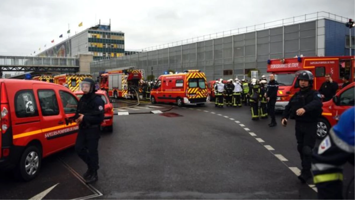 Paris\'te Orly Havalimanı Boşaltılıyor