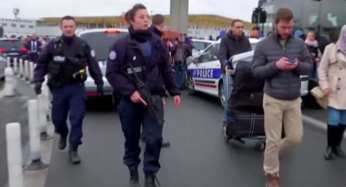 Paris\'te Orly Havalimanı Boşaltılıyor