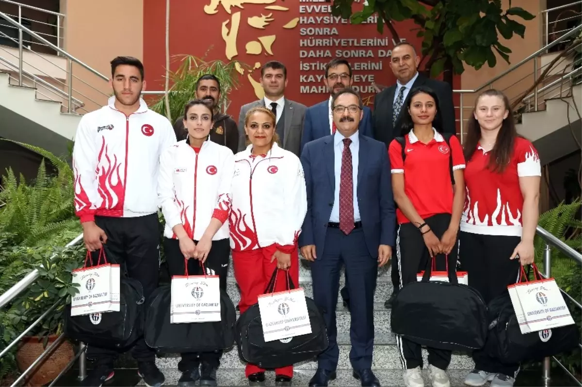 Rektör Gür Şampiyon Sporcuları Kutladı