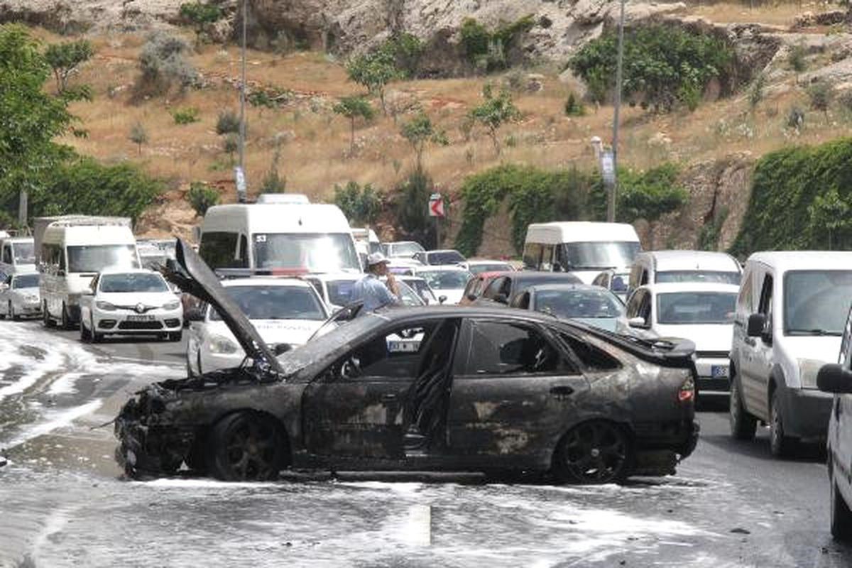 Şanlıurfa\'da Otomobil Alev Alev Yandı