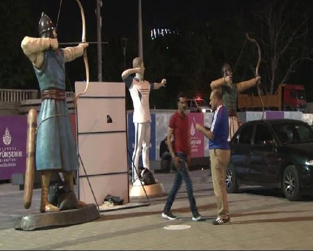 Taksim Meydanı\'na Konulan Okçu Heykelleri İlgi Odağı Oldu