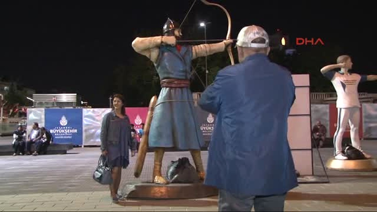 Taksim Meydanı\'na Konulan Okçu Heykelleri İlgi Odağı Oldu