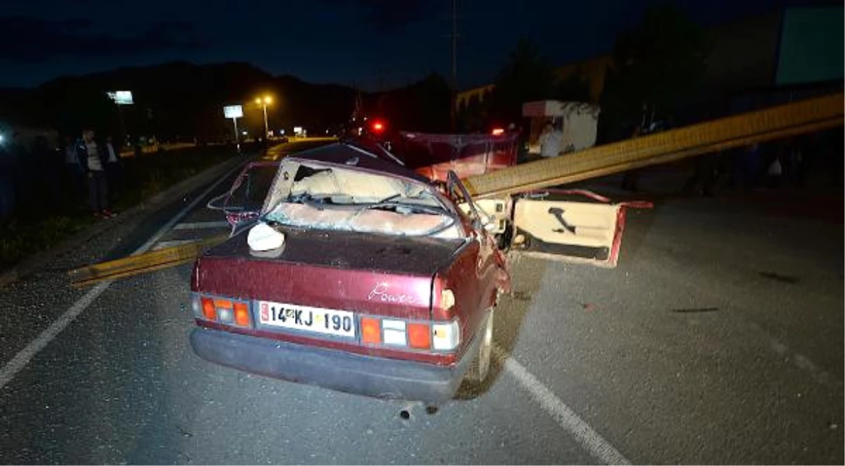 Tır\'ın Dorsesinden Taşan Raylara Çarpan Otomobilde 2 Kişi Yaralandı