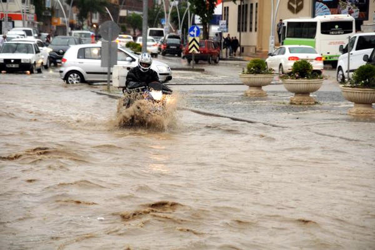 Tokat\'ta Sağanak Yağmur Sele Neden Oldu