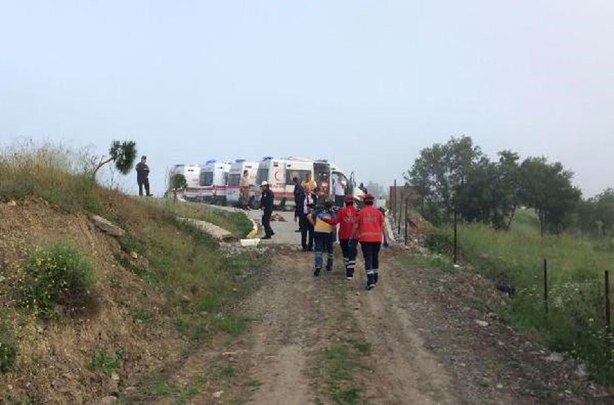 Tur Midibüsü Şarampole Devrildi: 17 Yaralı