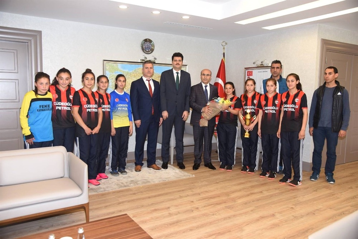 Türkiye Şampiyonu Kız Öğrenciler, Sevinçlerini Vali Demirtaş ile Paylaştı