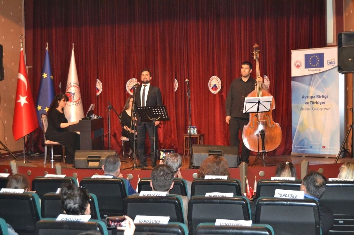 Türküler ve Aryalar Trabzon\'da Birbirini İzledi