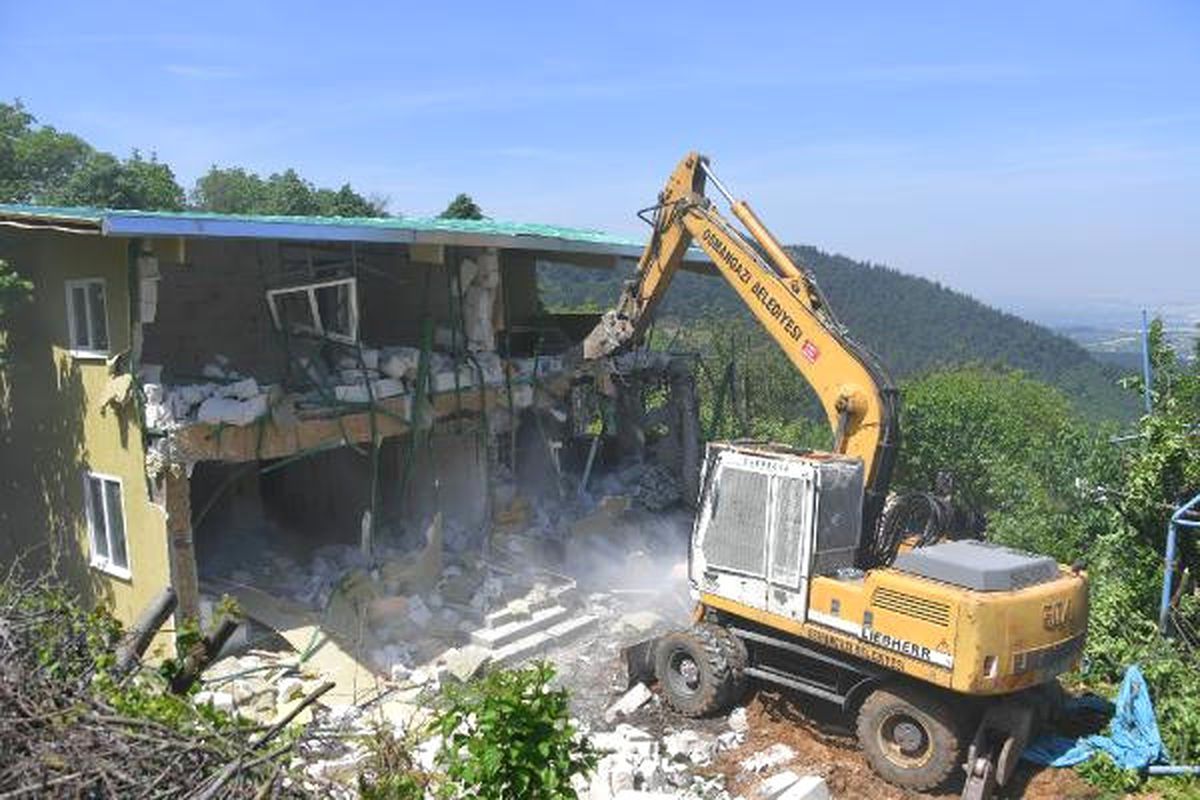 Uludağ\'da Kaçak İnşa Edilen Villa Yıkıldı