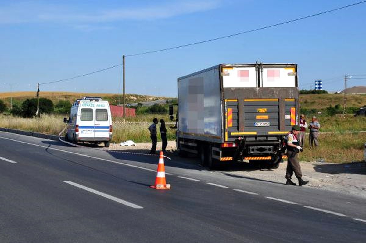 Yolun Karşısına Geçerken Kamyonun Çarptığı Kadın Öldü