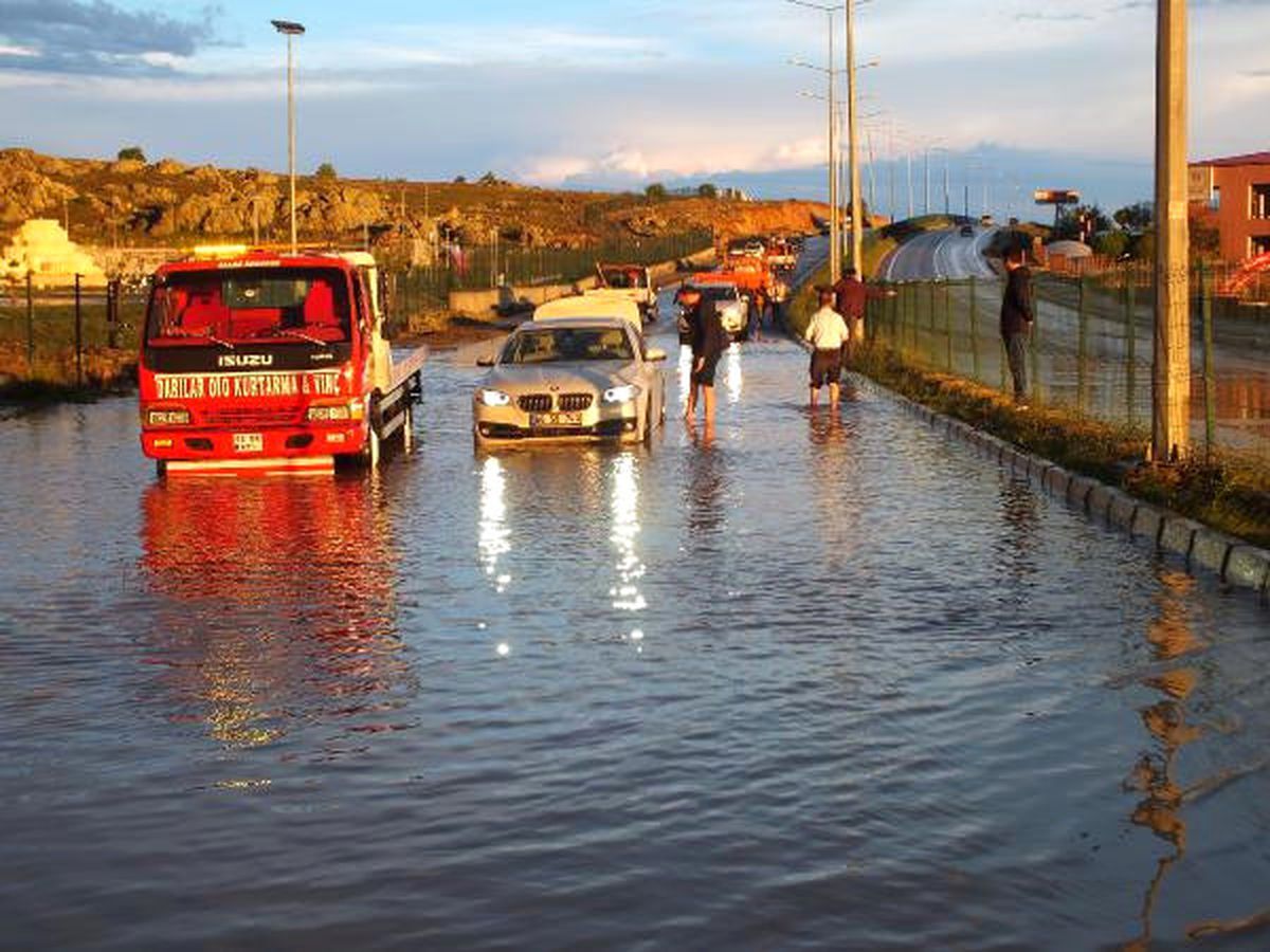 Yozgat\'ta Yağmur Suyu Biriken Karayolu Ulaşıma Kapandı