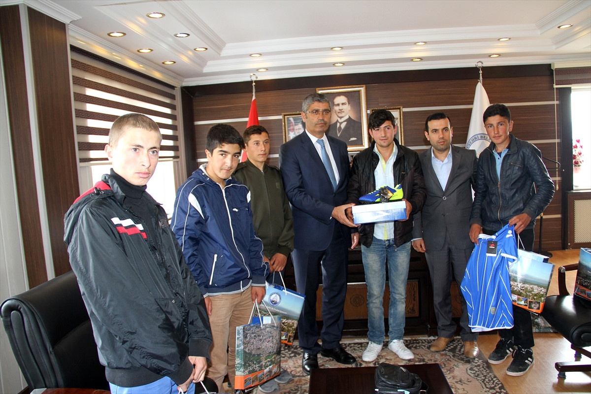 Yüksel, Öğrencilere Spor Malzemesi Hediye Etti