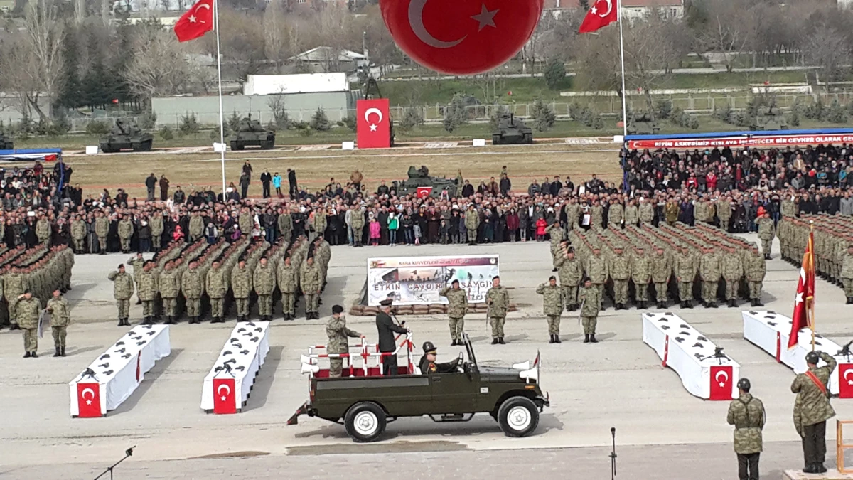 Zırhlı Birlikler Okulu ve Eğitim Tümen Komutanlığında Yemin Töreni