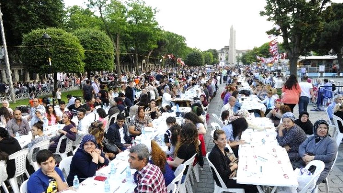 30 Bin Kişi İlk İftarını Sultanahmet\'te Açtı