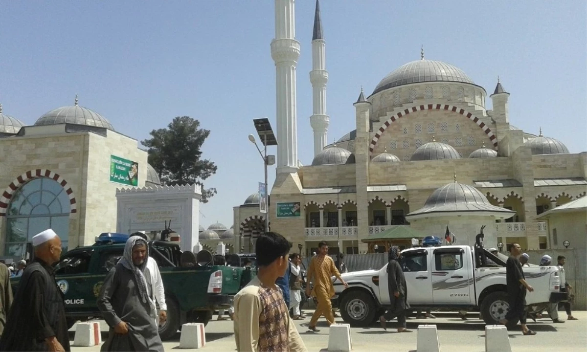 Afganistan\'daki En Büyük Camide İlk Cuma Namazı