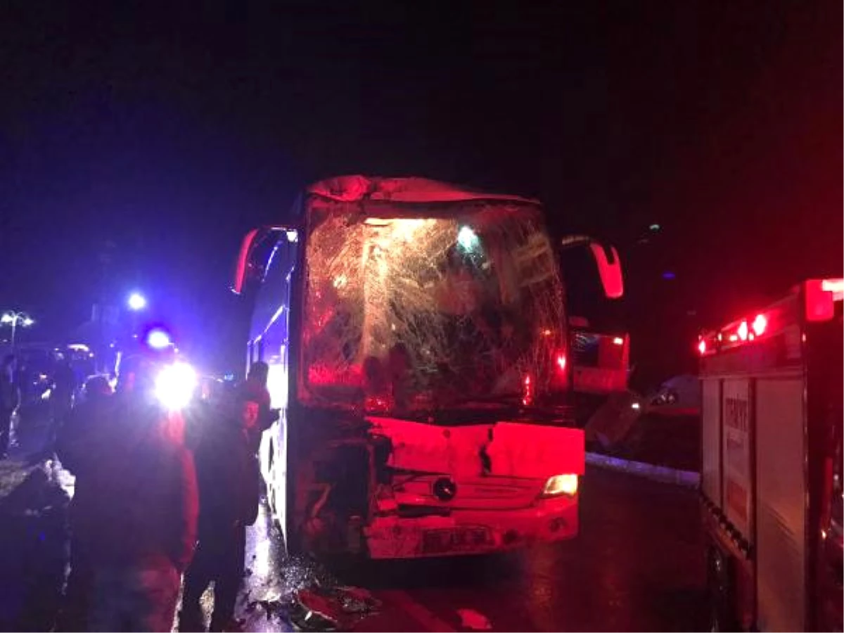 Afyonkarahisar\'da Aynı Firmaya Ait Yolcu Otobüsleri Çarpıştı: 23 Yaralı
