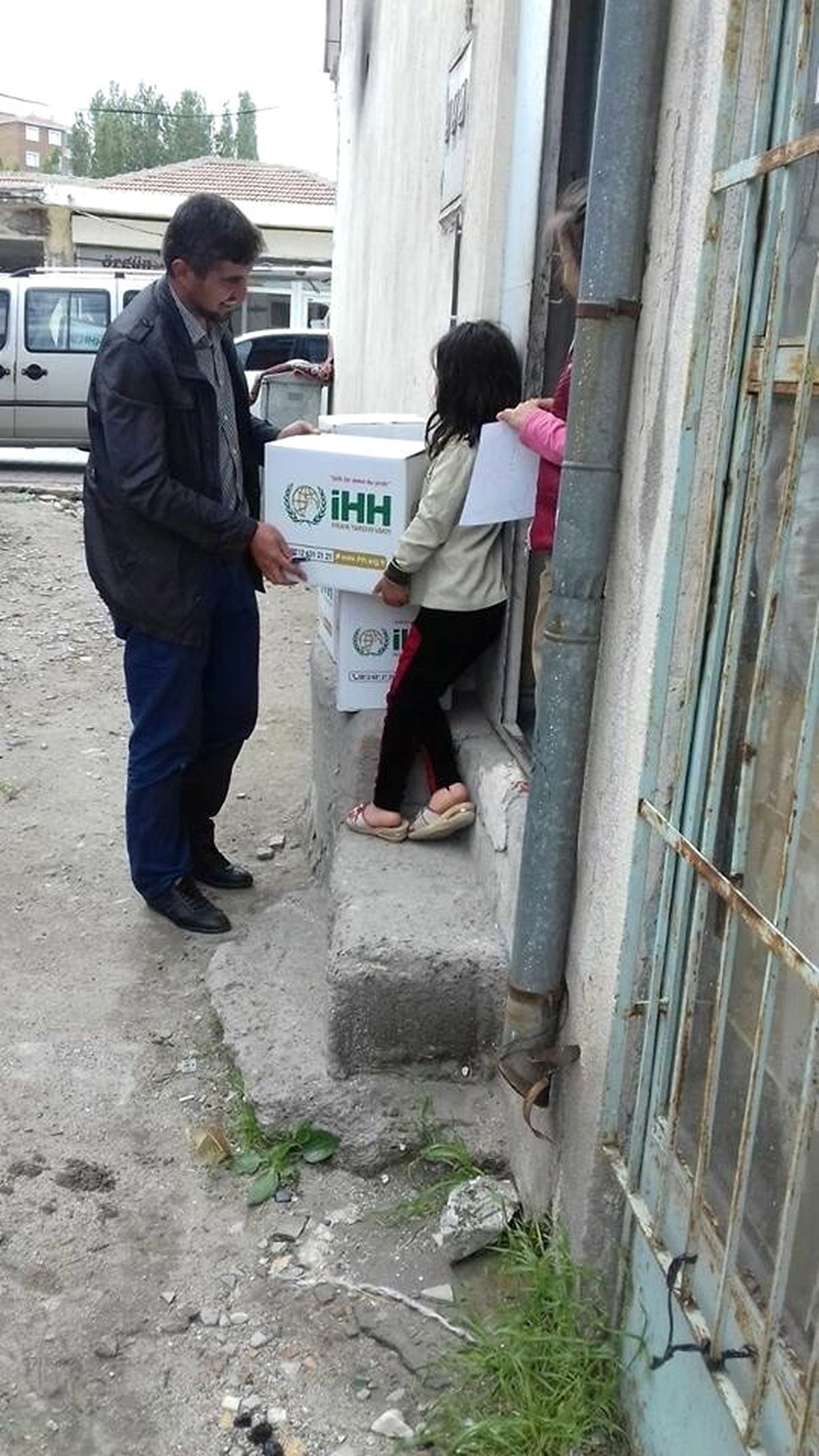 Aksaray\'da Yardıma Muhtaç Ailelere Ramazan Kumanyası