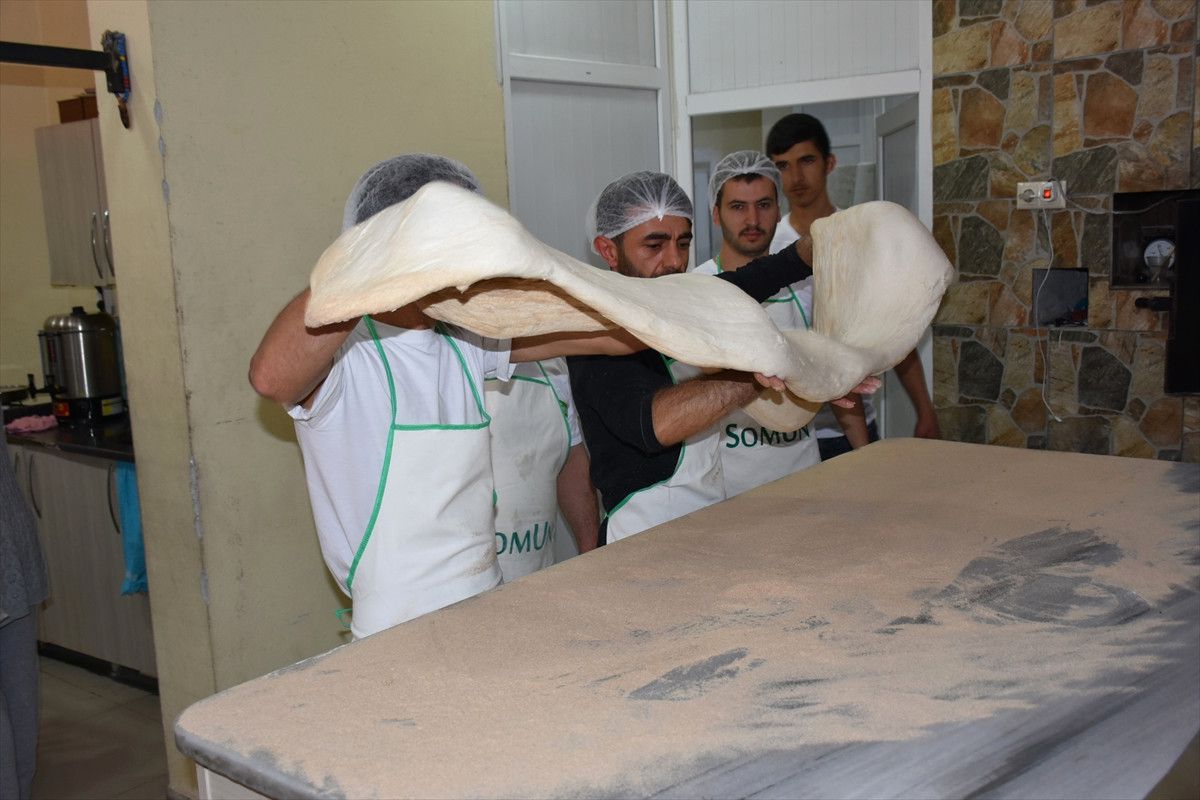 Amasya\'da 3 Metre 90 Santimetrelik Ramazan Pidesi