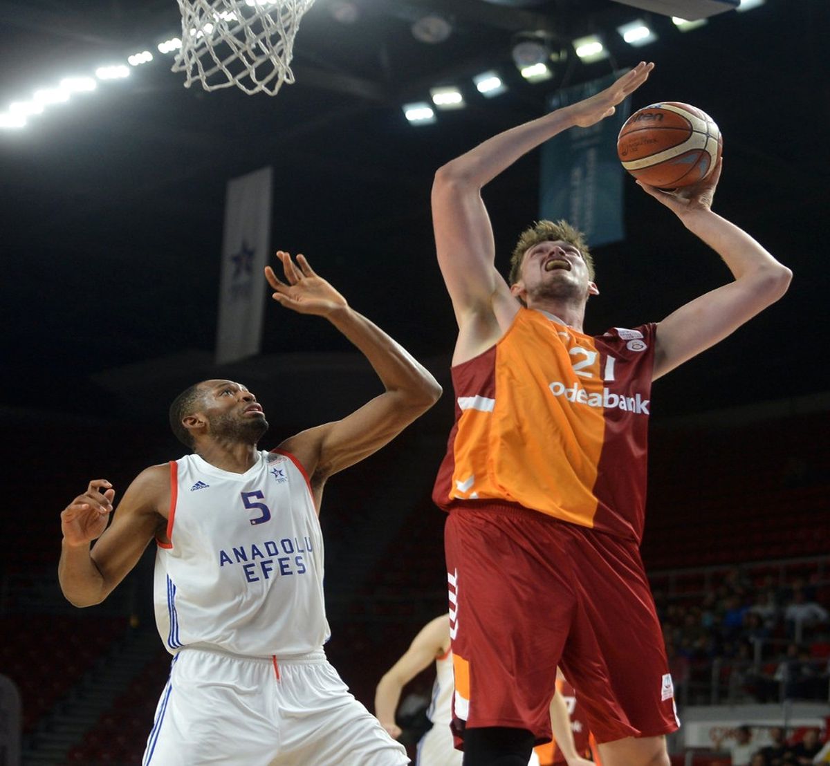 Anadolu Efes Yarı Finalde