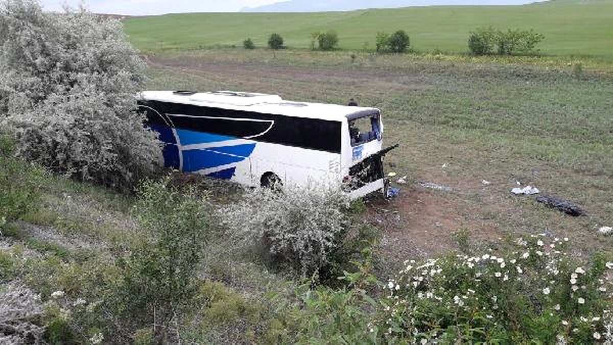 Ankara\'da Yolcu Otobüsü Kaza Yaptı : 8 Ölü, 11\'i Ağır 32 Yaralı (1)